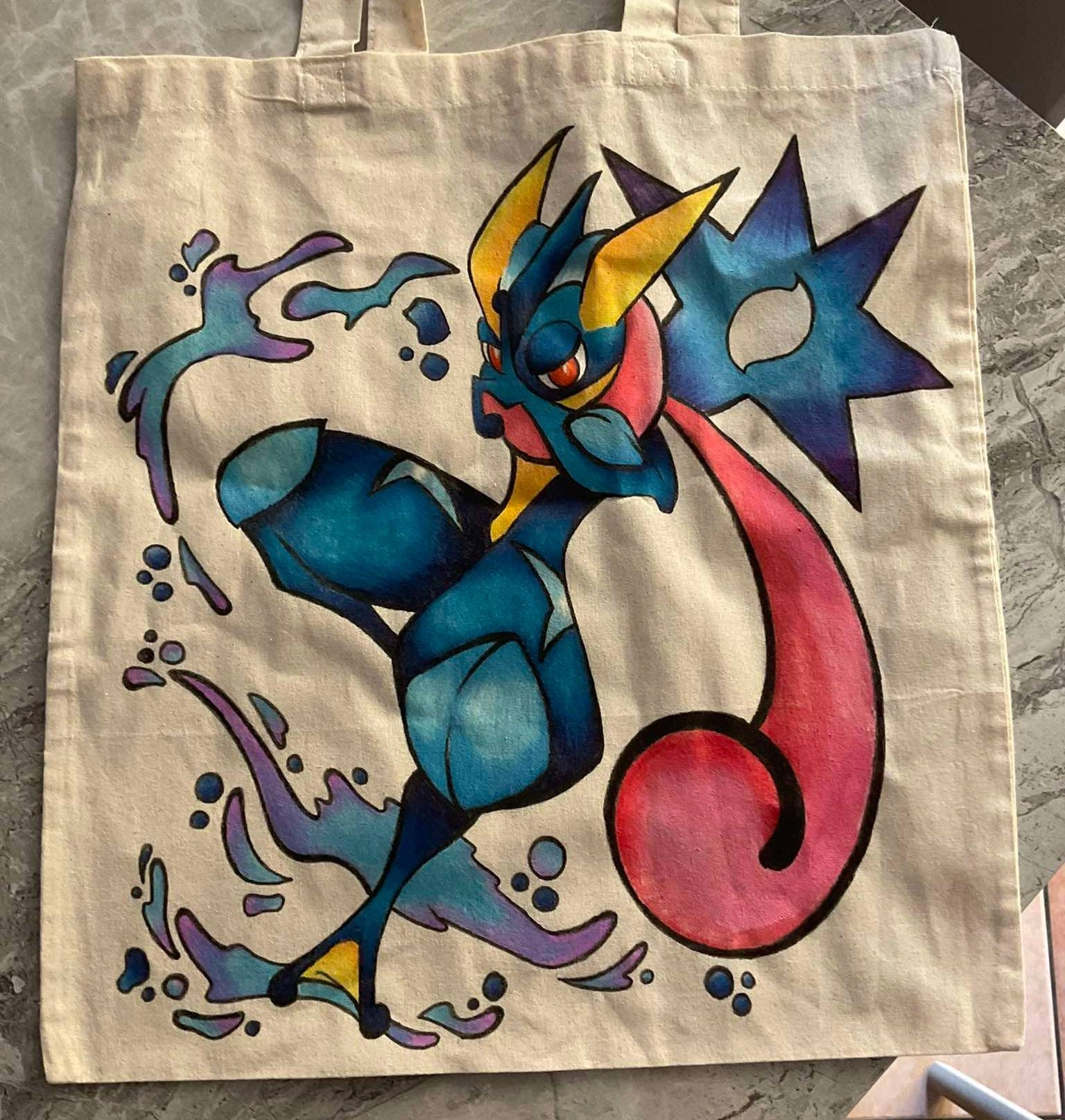 💖💖💖Ciaoooo💖💖💖
Inizio il mio viaggetto qui con questa tote bag fatta ormai ad Aprile di quest'anno in occasione dell'Abano Comics.
Ho iniziato da poco ad ampliare il mio catalogo fiere anche con le bag, nei prossimi giorni ne posterò altre, e sono veramente felice di come stanno venendo ☺️☺️☺️
E niente, mi chiamo Elisa, in arte Ellellyart e sono di Verona 🥰
Ho iniziato da qualche anno a fare fiere e poco a poco sto ingranando 💪🏽
Spero di trovarmi bene.
A presto ❤️❤️❤️